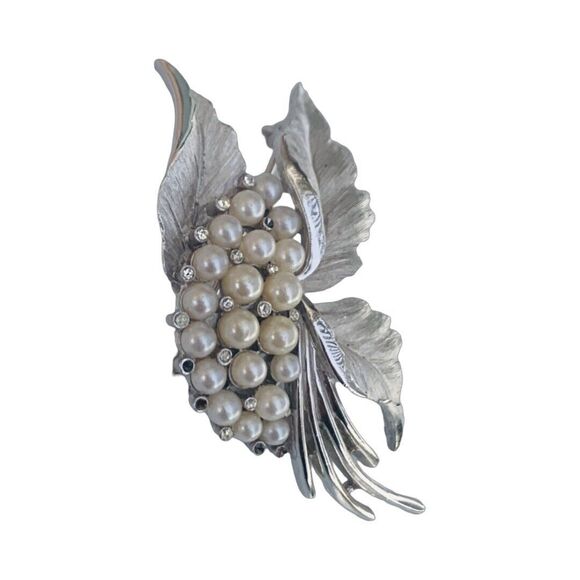 VTG Crown TRIFARI Pearl Brooch Crystal Silver Tone Costume Jewelry Wedding - Picture 4 of 8